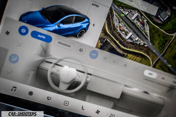 Tesla Model Y – dashboard, large central touchscreen display