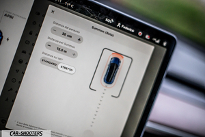 Tesla Model Y – dashboard, large central touchscreen display