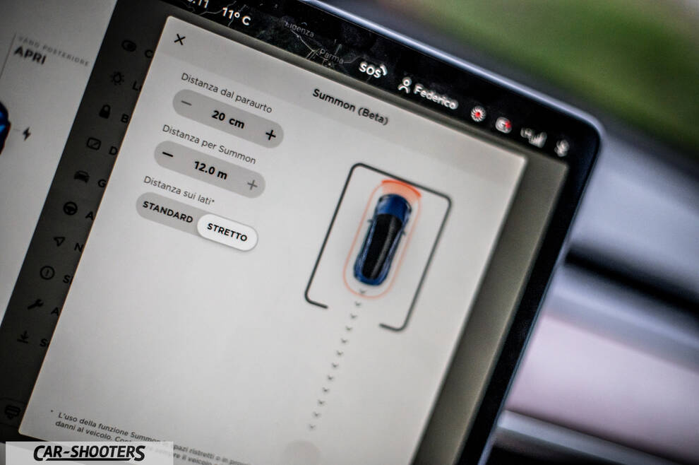 Tesla Model Y – dashboard, large central touchscreen display