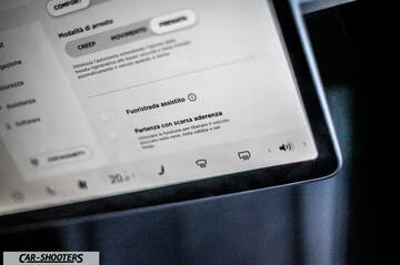Tesla Model Y – dashboard, large infotainment touch screen