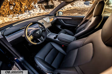 Tesla Model Y – interior, black leather front seats