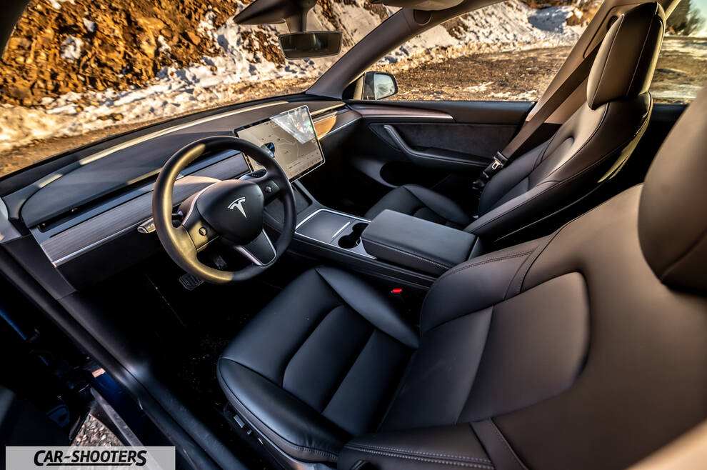 Tesla Model Y – interior, black leather front seats