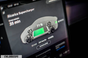 Tesla Model Y – dashboard, charging status infotainment screen