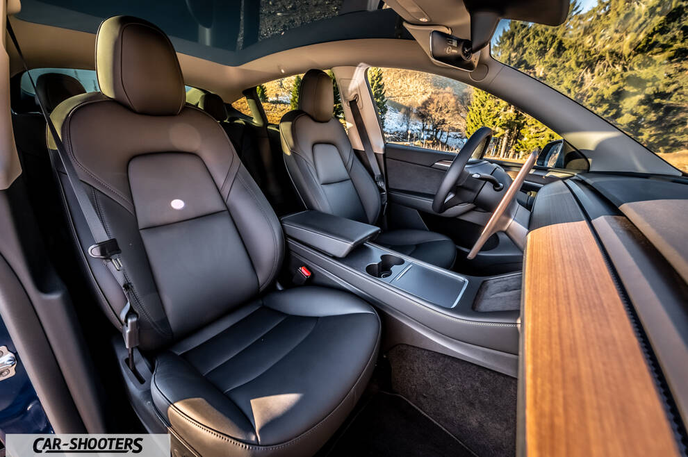 Tesla Model Y – interior, leather front seats