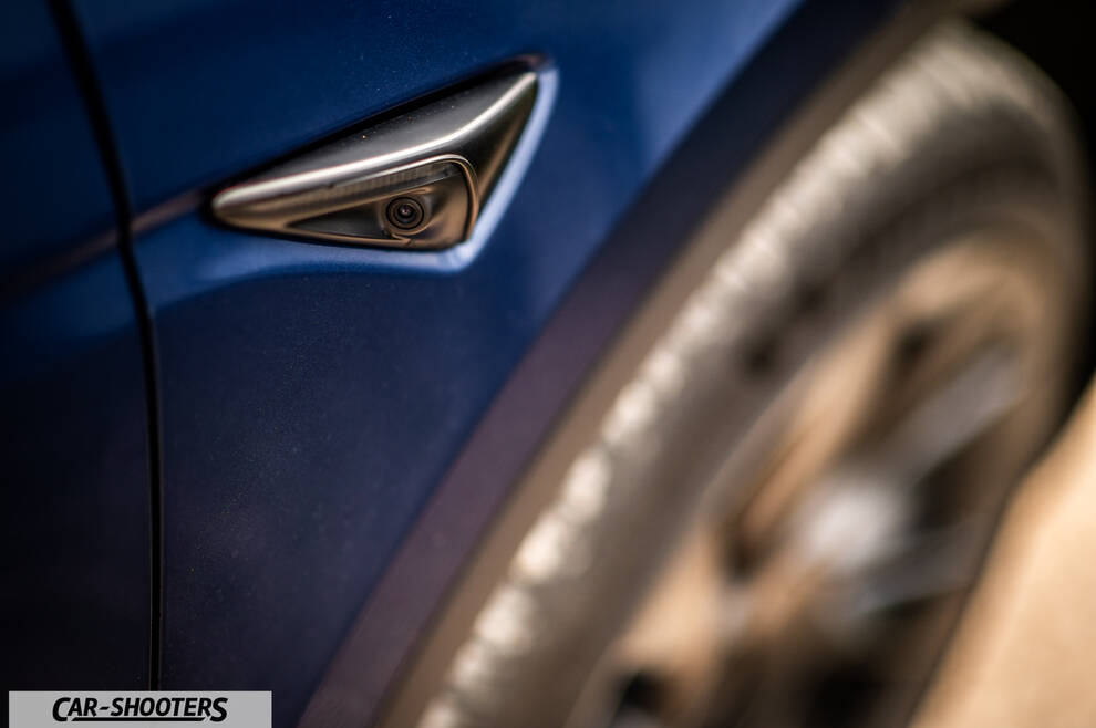 Tesla Model Y – detail, fender camera close-up