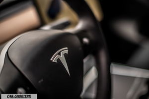 Tesla Model Y – dashboard, steering wheel close-up
