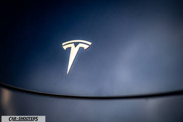 Tesla Model Y – detail, emblem close-up