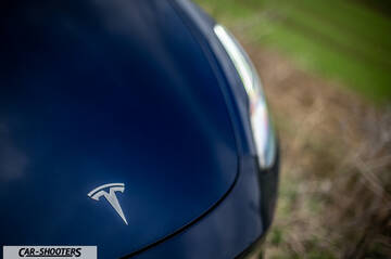 Tesla Model Y – detail, hood badge close-up