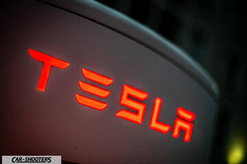 Tesla Model Y – detail, illuminated badge close-up