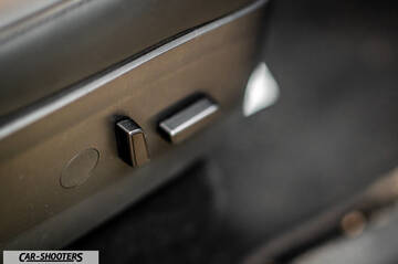 Tesla Model Y – detail, power seat adjustment buttons