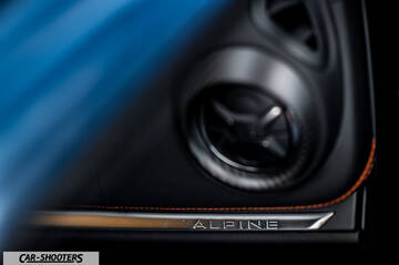 Alpine A110 – detail, interior air vent and badge close-up