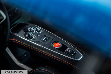Alpine A110 – detail, center console with start button