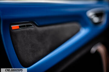 Alpine A110 – interior, blue door panel with suede insert