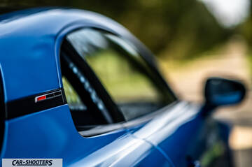 Alpine A110 – detail, side window and pillar detail