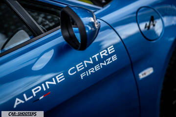Alpine A110 – detail, side mirror and door decal close-up