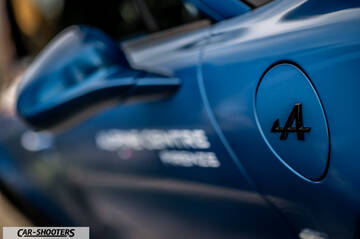 Alpine A110 – detail, side badge and mirror close-up