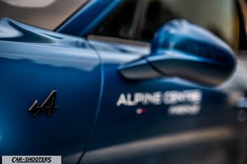 Alpine A110 – detail, side mirror and badge close-up