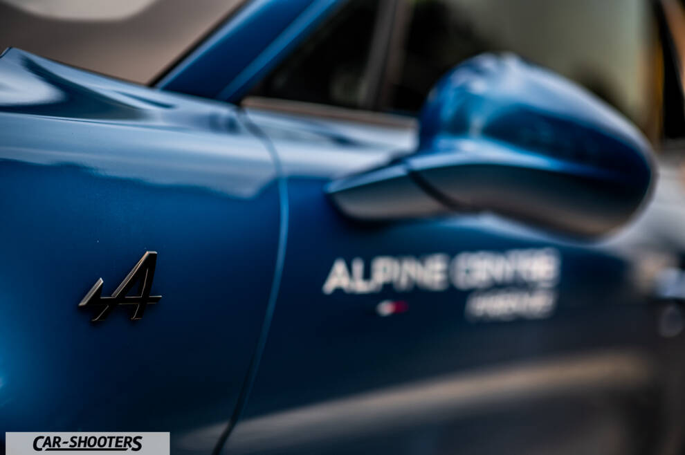 Alpine A110 – detail, side mirror and badge close-up