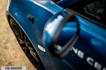Alpine A110 – detail, side mirror and badge close-up
