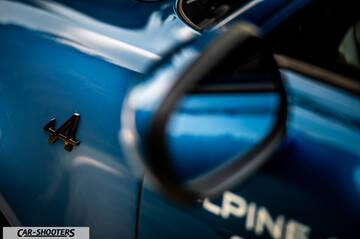 Alpine A110 – detail, side mirror and badge close-up