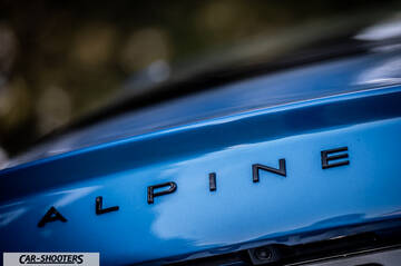 Alpine A110 – detail, rear badge close-up