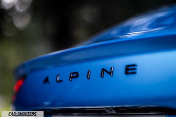 Alpine A110 – detail, rear badge close-up