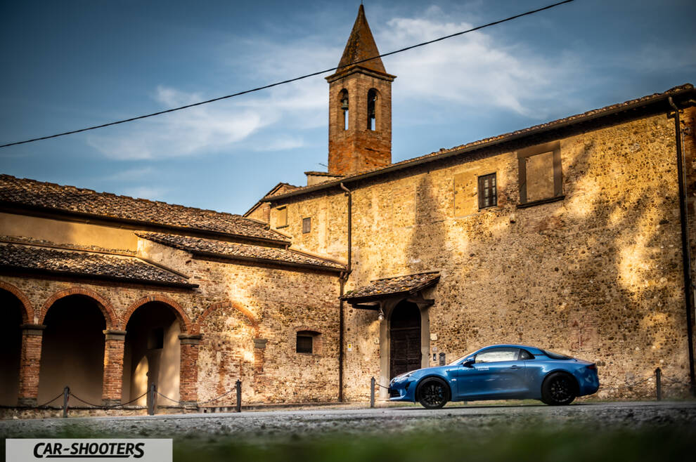 Alpine A110 – side profile, blue metallic in an old Italian courtyard