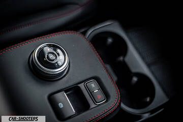 Ford Mustang Mach E – detail, rotary gear selector and cupholders