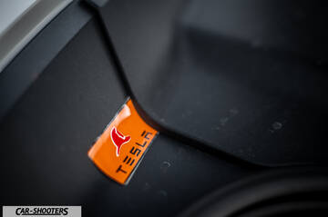 Tesla Model Y Performance – detail, badge close-up