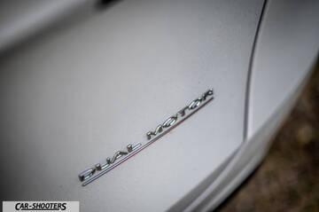 Tesla Model Y Performance – detail, badge close-up