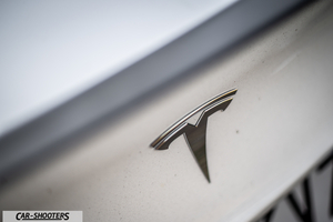 Tesla Model Y Performance – detail, emblem close-up