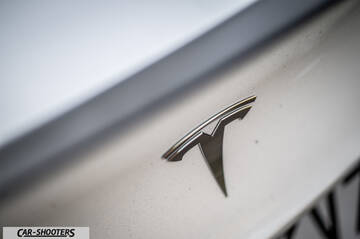 Tesla Model Y Performance – detail, emblem close-up