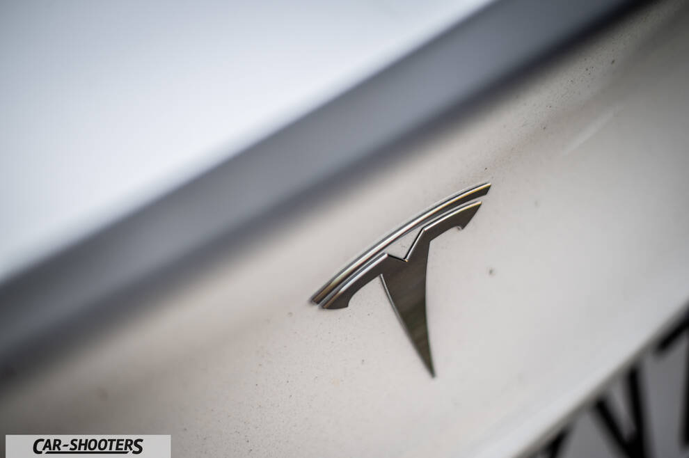 Tesla Model Y Performance – detail, emblem close-up