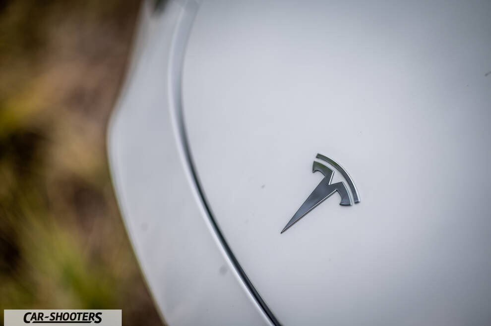 Tesla Model Y Performance – detail, emblem close-up