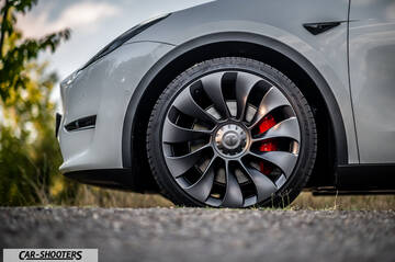 Tesla Model Y Performance – detail, alloy wheel close-up
