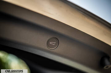 Tesla Model Y Performance – detail, trunk lid close button