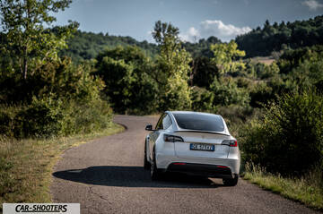 Tesla Model Y Performance – rear view, white on a country road