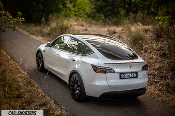 Tesla Model Y Performance – rear three-quarter, white on a country road