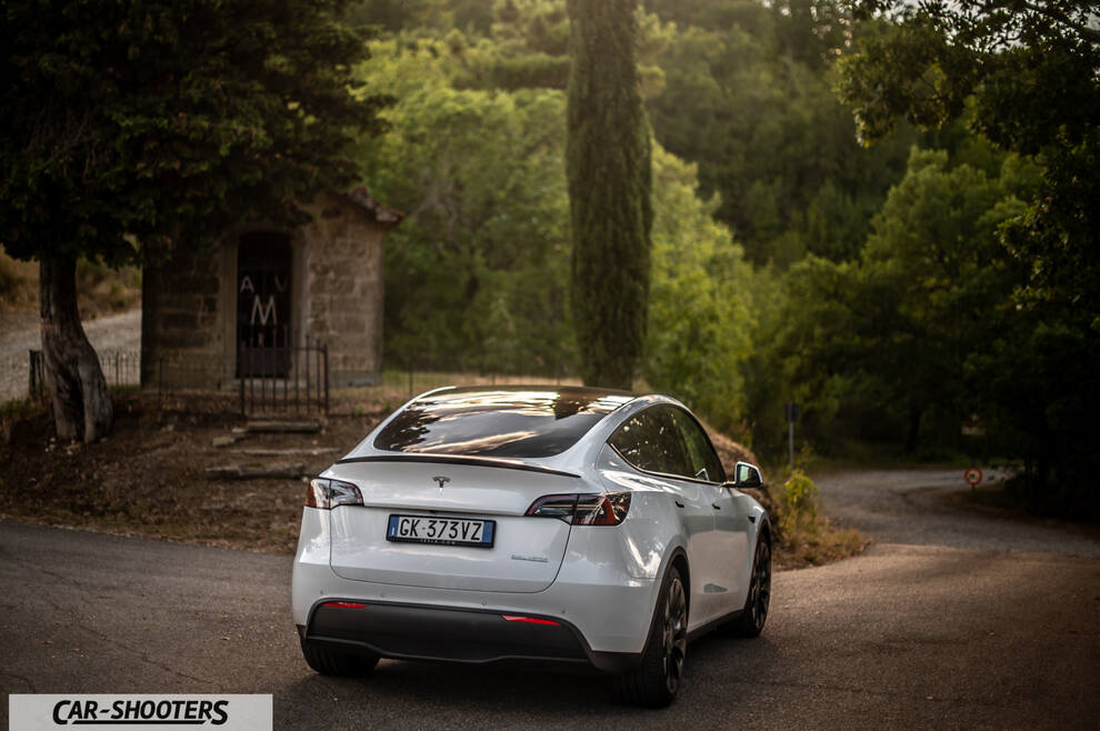 Tesla Model Y Performance – rear three-quarter, white on a country road