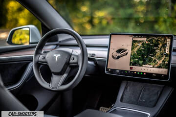 Tesla Model Y Performance – dashboard, large central touchscreen display