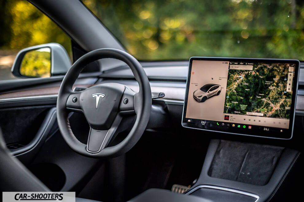 Tesla Model Y Performance – dashboard, large central touchscreen display