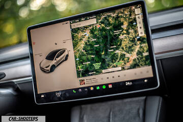 Tesla Model Y Performance – dashboard, large central touchscreen display