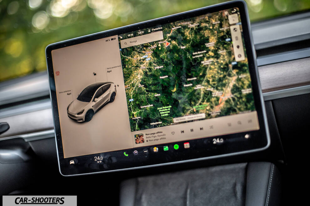 Tesla Model Y Performance – dashboard, large central touchscreen display