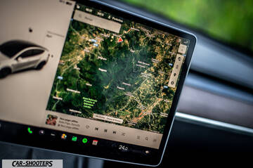 Tesla Model Y Performance – dashboard, large central touchscreen display