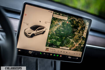 Tesla Model Y Performance – dashboard, large infotainment display