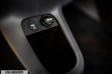 Hyundai Ioniq 5 – detail, usb port and 12v socket