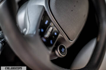 Hyundai Ioniq 5 – detail, steering wheel controls close-up