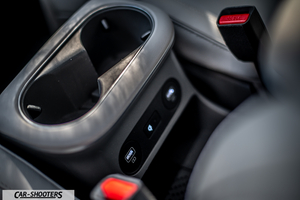 Hyundai Ioniq 5 – interior, center console with cup holders