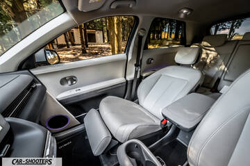 Hyundai Ioniq 5 – interior, light colored seats with leg rests