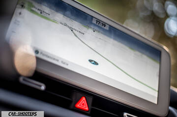 Hyundai Ioniq 5 – dashboard, infotainment screen displaying navigation map